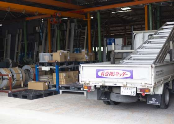 トラックと製品の写真