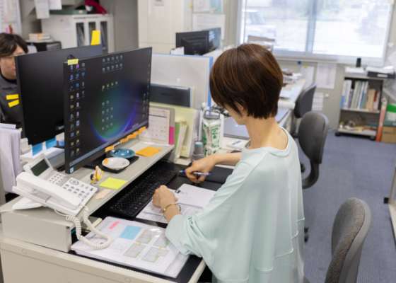 事務作業風景の写真